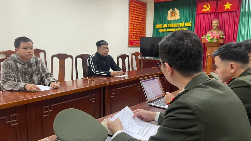 rao-sua-sung-tren-mang-hai-thanh-nien-o-hue-bi-khoi-to.jpg