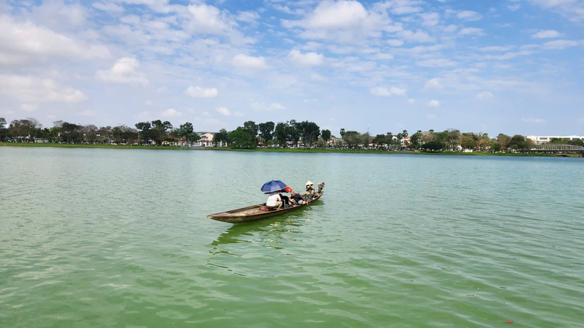 tim-thay-2-cay-vang-nguoi-dan-danh-roi-xuong-song-huong.jpg