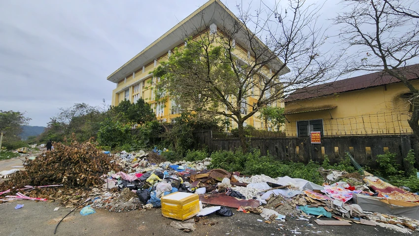Rác bủa vây khu quy hoạch Đại học Huế – Ô nhiễm môi trường, bức xúc người dân