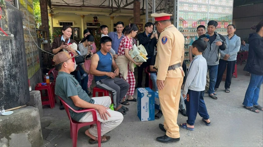 csgt-lam-viec-voi-nha-xe-sau-phan-anh-bo-mac-khach-doi-khat-tren-deo.jpeg