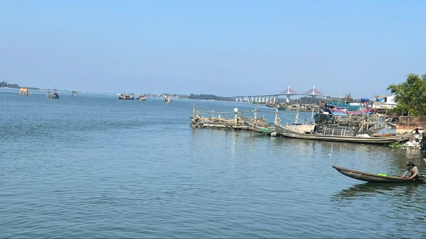 dung-giai-dua-ghe-truyen-thong-tai-tp-hue-sau-vu-chim-thuyen-thuong-tam.jpg