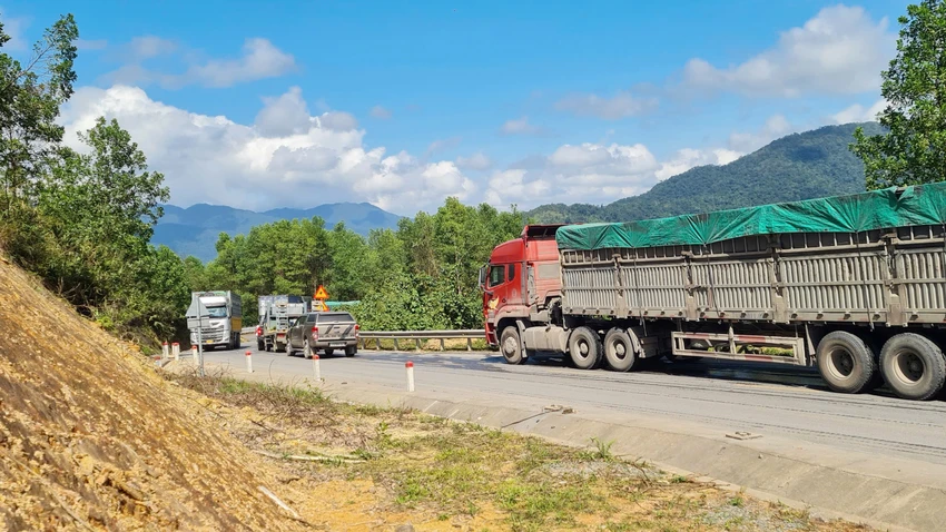 so-xay-dung-tp-hue-noi-ve-thong-tin-cam-xe-so-mi-ro-mooc-tren-quoc-lo-49.jpg