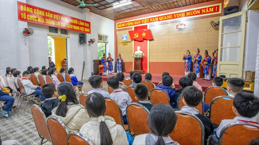 khong-bien-giao-duc-di-san-thanh-cuon-lich-su-van-hoa-chat-tai-len-vai-hoc-sinh (3).jpg