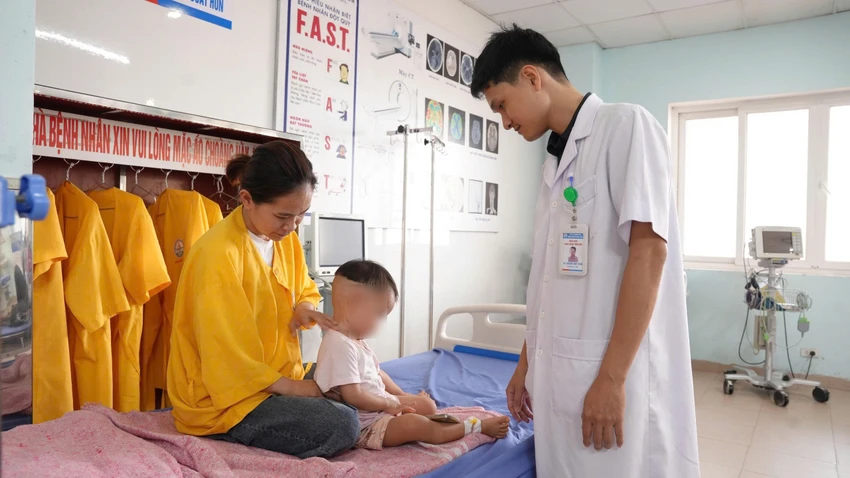 be-21-thang-tuoi-nuot-dinh-vit-vao-da-day.jpg