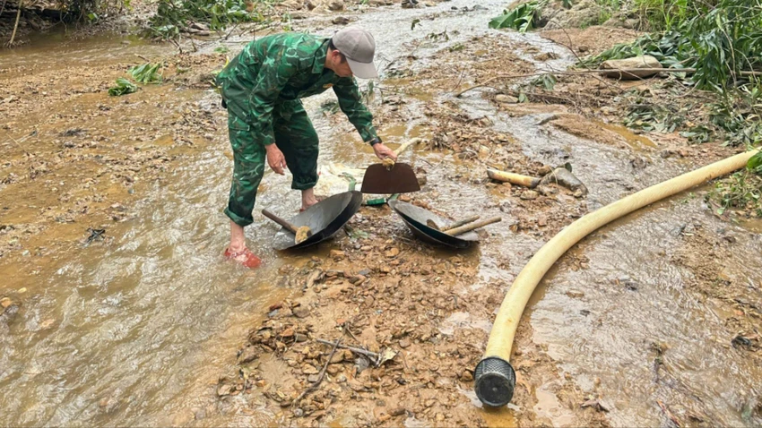 xuyen-rung-truy-vet-vang-tac-phat-hien-hang-ngan-met-ong-dan-nuoc-bi-an.jpg