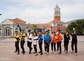 Quyết không nhường khách mời cả Hoà Minzy và Orange đều bị xâu xé