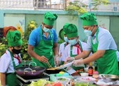 Thú vị: Ngày 8-3, bé trai cùng thầy vào bếp! 