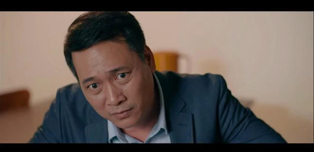 NSƯT Kiều Minh Hiếu vào vai Dũng trong "Anh có phải đàn ông không?". Ảnh: Chụp màn hình. NSƯT Kiều Minh Hiếu vào vai Dũng trong "Anh có phải đàn ông không?". Ảnh: Chụp màn hình.