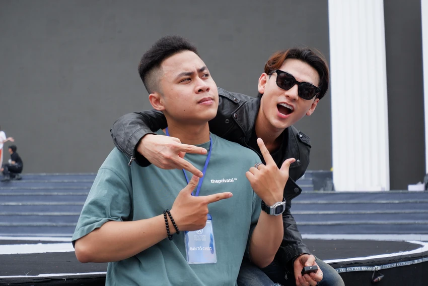 Thành viên của DTAP và ca sĩ Isaac tại hậu trường tập luyện. Ảnh: BTC. Thành viên của DTAP và ca sĩ Isaac tại hậu trường tập luyện. Ảnh: BTC.