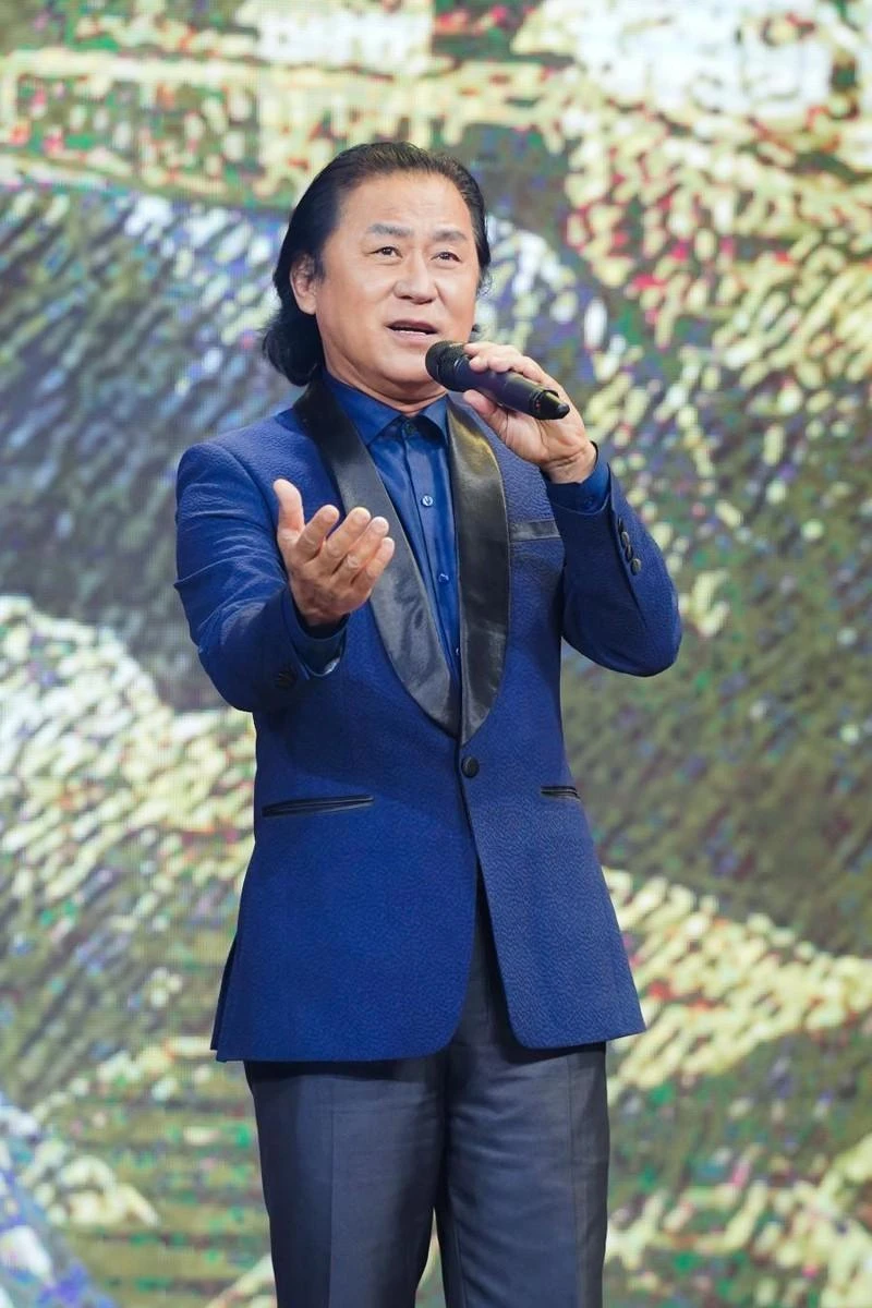 Mỗi dịp 30-4 về, NSND Tạ Minh Tâm cùng ca khúc "Đất nước trọn niềm vui" tham gia nhiều sân khấu, chương trình. Ảnh: FBNV. Mỗi dịp 30-4 về, NSND Tạ Minh Tâm cùng ca khúc "Đất nước trọn niềm vui" tham gia nhiều sân khấu, chương trình. Ảnh: FBNV.