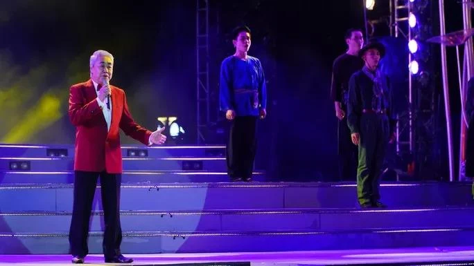 NSND Quang Thọ và nhóm múa trình diễn tiết mục "Ta tự hào đi lên ôi Việt Nam" tại chương trình. Ảnh: BTC NSND Quang Thọ và nhóm múa trình diễn tiết mục "Ta tự hào đi lên ôi Việt Nam" tại chương trình. Ảnh: BTC