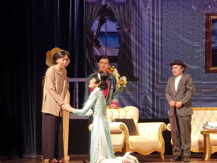 Kết thúc của vở "Tấm lòng của biển" khiến người xem không khỏi nghẹn ngào. Ảnh: VĂN HÀ. Kết thúc của vở "Tấm lòng của biển" khiến người xem không khỏi nghẹn ngào. Ảnh: VĂN HÀ.