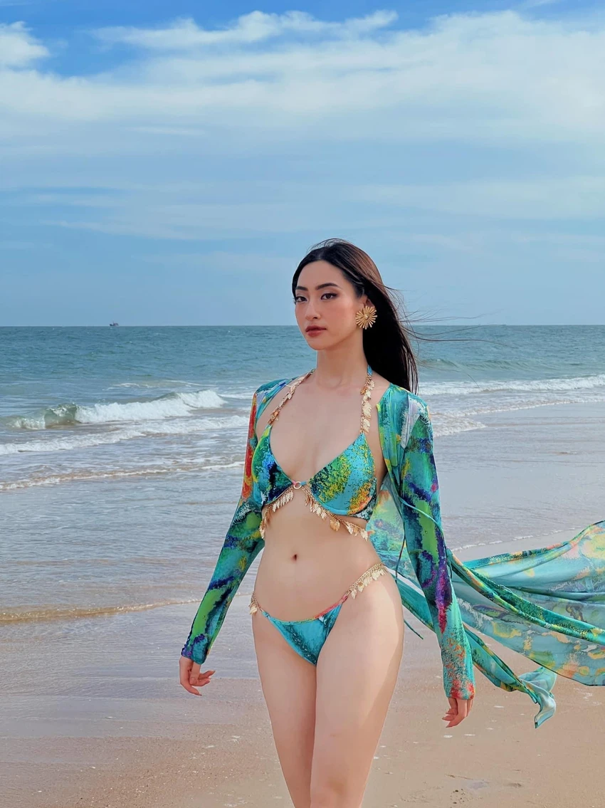 Lương Thuỳ Linh luôn biết cách lựa chọn trang phục giúp tôn lên vóc dáng nóng bỏng và đôi chân dài 1m22 của mình. Bên cạnh đó, vòng eo săn chắc của người đẹp Cao Bằng cũng đã khiến không ít người yêu mến ngưỡng mộ. Ảnh: FBNV. Lương Thuỳ Linh luôn biết cách lựa chọn trang phục giúp tôn lên vóc dáng nóng bỏng và đôi chân dài 1m22 của mình. Bên cạnh đó, vòng eo săn chắc của người đẹp Cao Bằng cũng đã khiến không ít người yêu mến ngưỡng mộ. Ảnh: FBNV.