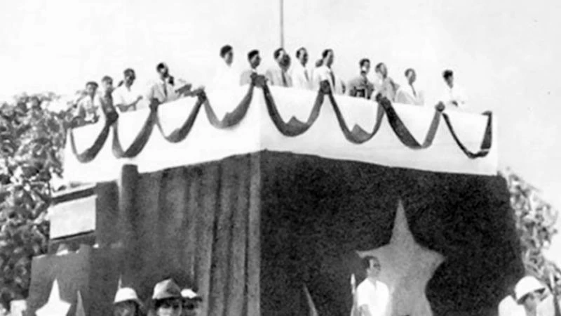 Ngày 2-9-1945, tại Quảng trường Ba Đình, thay mặt Chính phủ lâm thời, Chủ tịch Hồ Chí Minh đọc bản tuyên ngôn độc lập khai sinh nước Việt Nam Dân chủ Cộng hoà. Ngày 2-9-1945, tại Quảng trường Ba Đình, thay mặt Chính phủ lâm thời, Chủ tịch Hồ Chí Minh đọc bản tuyên ngôn độc lập khai sinh nước Việt Nam Dân chủ Cộng hoà.