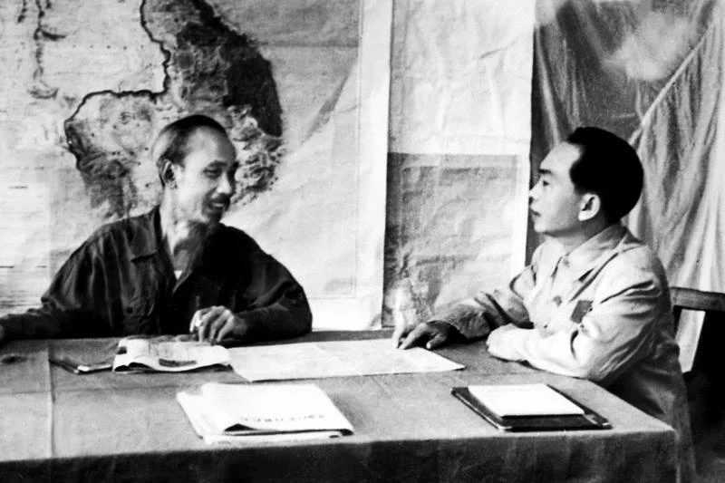 Năm 1953-1954, dưới sự lãnh đạo của Trung ương Đảng, đứng đầu là Chủ tịch Hồ Chí Minh, cuộc kháng chiến của nhân dân Việt Nam chống thực dân Pháp xâm lược đã giành được thắng lợi to lớn, kết thúc bằng chiến thắng vĩ đại Điện Biên Phủ. Năm 1953-1954, dưới sự lãnh đạo của Trung ương Đảng, đứng đầu là Chủ tịch Hồ Chí Minh, cuộc kháng chiến của nhân dân Việt Nam chống thực dân Pháp xâm lược đã giành được thắng lợi to lớn, kết thúc bằng chiến thắng vĩ đại Điện Biên Phủ.