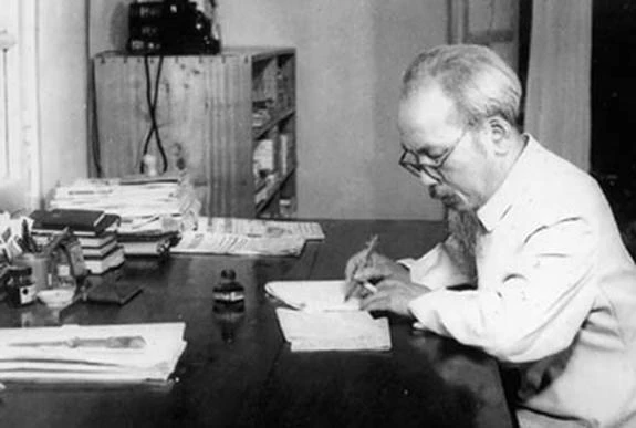 Năm 1965, Chủ tịch Hồ Chí Minh bắt đầu viết di chúc. Năm 1965, Chủ tịch Hồ Chí Minh bắt đầu viết di chúc.