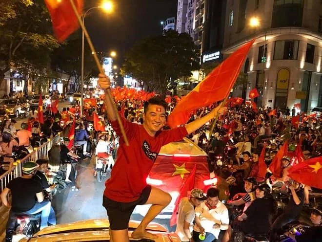 Đàm Vĩnh Hưng ăn mừng chiến thắng của đội tuyển U23 Việt Nam. Ảnh: FBNV.