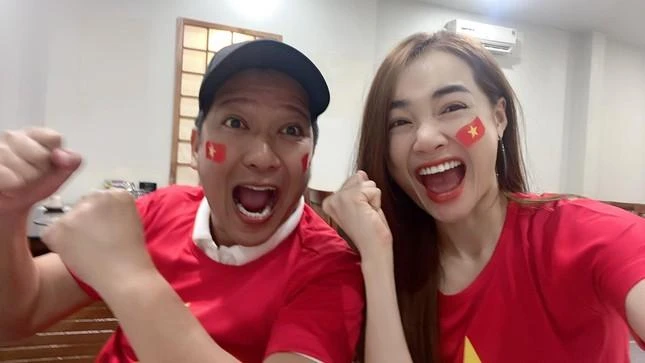 Vợ chồng Trường Giang- Nhã Phương ăn mừng chiến thắng của đội tuyển Việt Nam. Ảnh: FBNV.