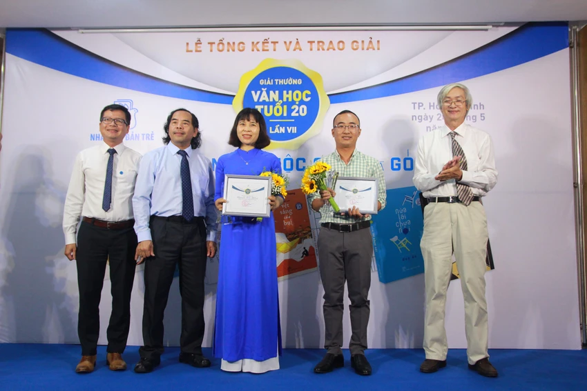 Hai tác giả Nguyễn Thu Hằng (trái) và Lê Quang Trạng nhận giải ba. Ảnh: NXB Trẻ. Hai tác giả Nguyễn Thu Hằng (trái) và Lê Quang Trạng nhận giải ba. Ảnh: NXB Trẻ.