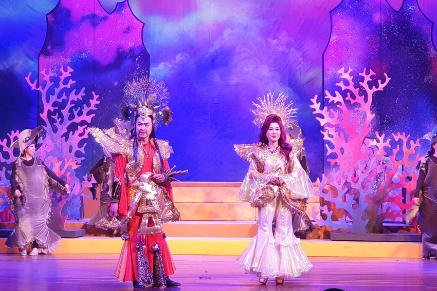 Nghệ sĩ Tuấn Khôi và nghệ sĩ Hoàng Trinh trong vở diễn. Ảnh: VĂN HÀ.