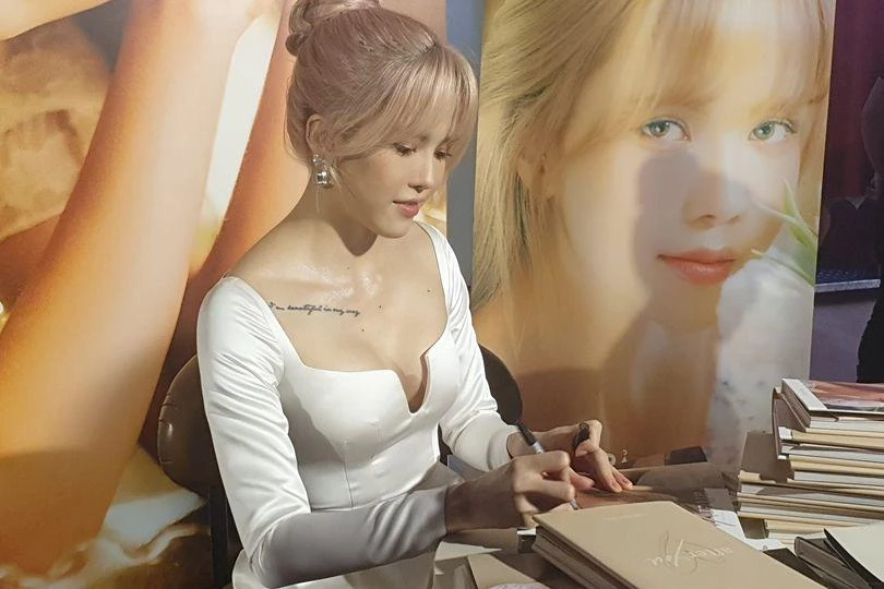 Thiều Bảo Trâm ký tặng album cho fan hâm mộ. Ảnh: VĂN HÀ. Thiều Bảo Trâm ký tặng album cho fan hâm mộ. Ảnh: VĂN HÀ.