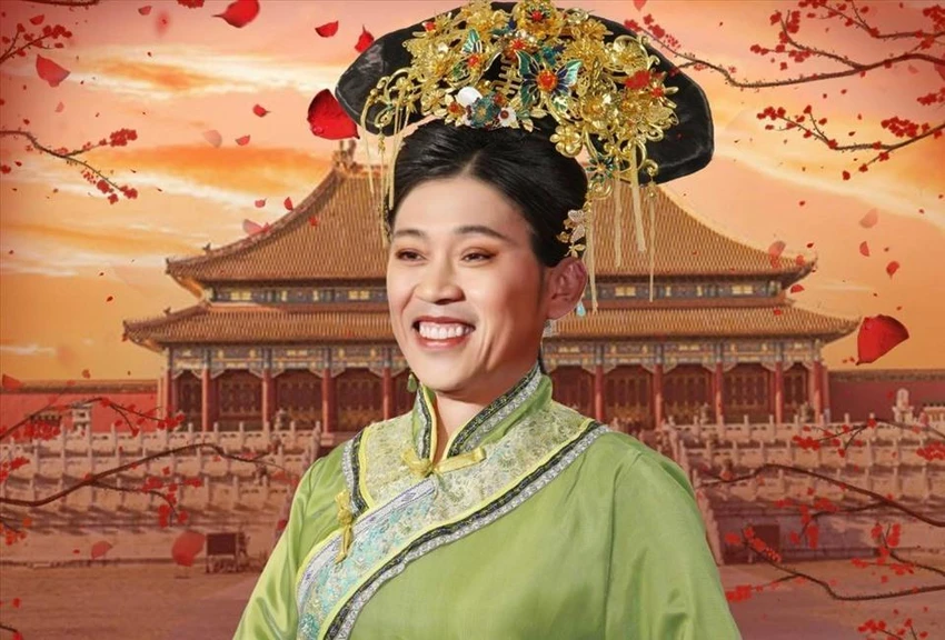 Tạo hình của Hoài Linh trong vai Dung ma ma của vở "Hoàn Châu cách cách". Ảnh: NSCC. Tạo hình của Hoài Linh trong vai Dung ma ma của vở "Hoàn Châu cách cách". Ảnh: NSCC.