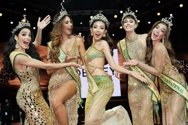 Người chiến thắng cuộc thi năm nay sẽ được Hoa hậu Thùy Tiên (giữa) trao lại vương miện. Ảnh: Miss Grand International. Người chiến thắng cuộc thi năm nay sẽ được Hoa hậu Thùy Tiên (giữa) trao lại vương miện. Ảnh: Miss Grand International.
