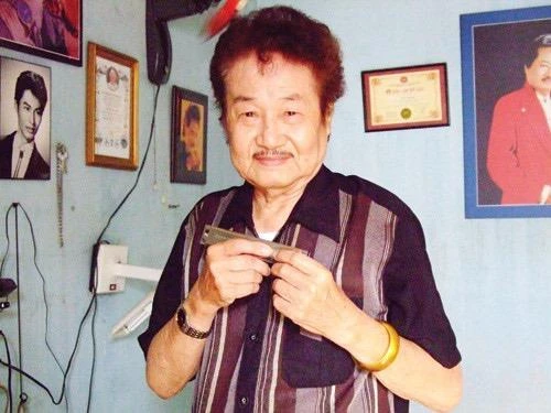 Nghệ sĩ Tòng Sơn từng được xác lập kỷ lục "Người có phong cách biểu diễn khẩu cầm độc đáo nhất Việt Nam”. Ảnh: TL. Nghệ sĩ Tòng Sơn từng được xác lập kỷ lục "Người có phong cách biểu diễn khẩu cầm độc đáo nhất Việt Nam”. Ảnh: TL.