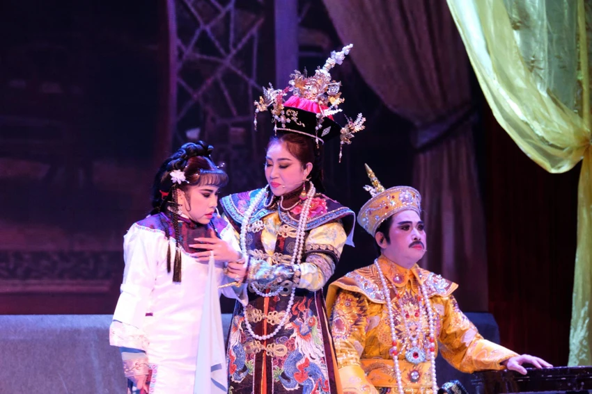 NSUT Thoại Mỹ (giữa) vào vai Hoàng Hậu. Ảnh: KEN TRẦN. NSUT Thoại Mỹ (giữa) vào vai Hoàng Hậu. Ảnh: KEN TRẦN.