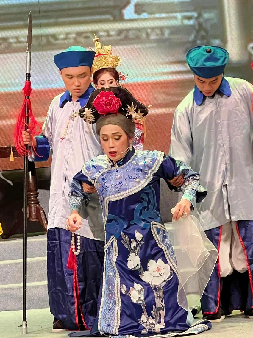 NSƯT Hoài Linh trong vở "Hoàn Châu cách cách" với vai Dung ma ma. Ảnh: KEN TRẦN NSƯT Hoài Linh trong vở "Hoàn Châu cách cách" với vai Dung ma ma. Ảnh: KEN TRẦN
