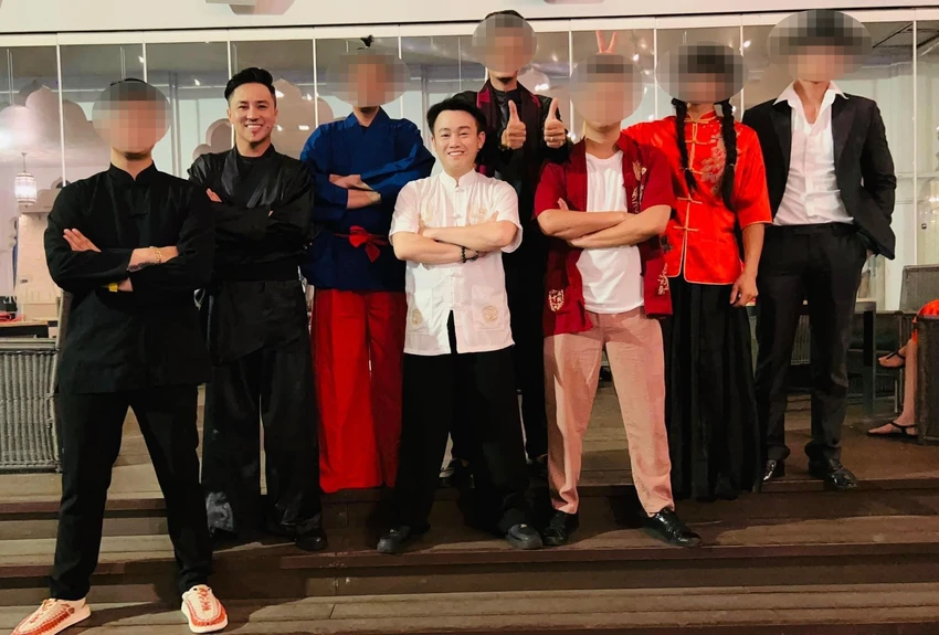 Nguyễn Hoàng Phi (thứ hai từ trái sang) và Hữu Tín (giữa) trong buổi diễn vở Bến Thượng Hải trong chương trình Cười xuyên Việt tiếu lâm hội. Vở đã giúp tên tuổi của nhóm X Pro được mọi người biết đến nhiều hơn. Ảnh: FBNV.