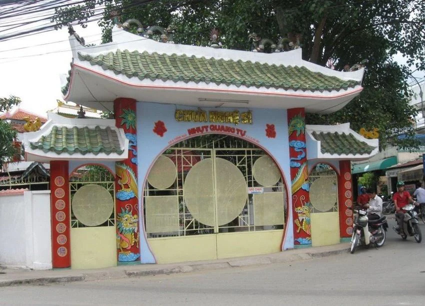 Cổng Chùa Nghệ sĩ trước khi bị đổi tên.