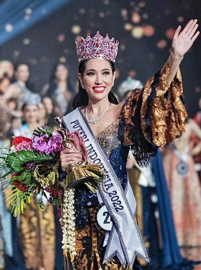 Người đẹp Laksmi Shari De-Neefe Suardana đã đăng quang ngôi vị Hoa hậu Hoàn vũ Indonesia 2022 trong đêm chung kết Puteri Indonesia 2022 và sẽ trở thành đại diện của quốc gia này tại Miss Universe 2022. Người đẹp Laksmi Shari De-Neefe Suardana đã đăng quang ngôi vị Hoa hậu Hoàn vũ Indonesia 2022 trong đêm chung kết Puteri Indonesia 2022 và sẽ trở thành đại diện của quốc gia này tại Miss Universe 2022.