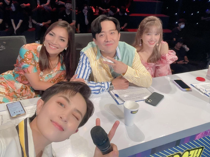 Bên cạnh đó, giọng ca "Mắt nai Cha cha cha" còn "nhá hàng" việc tham gia show truyền hình có sự góp mặt của vợ chồng Trấn Thành, Hari Won. Bên cạnh đó, giọng ca "Mắt nai Cha cha cha" còn "nhá hàng" việc tham gia show truyền hình có sự góp mặt của vợ chồng Trấn Thành, Hari Won.