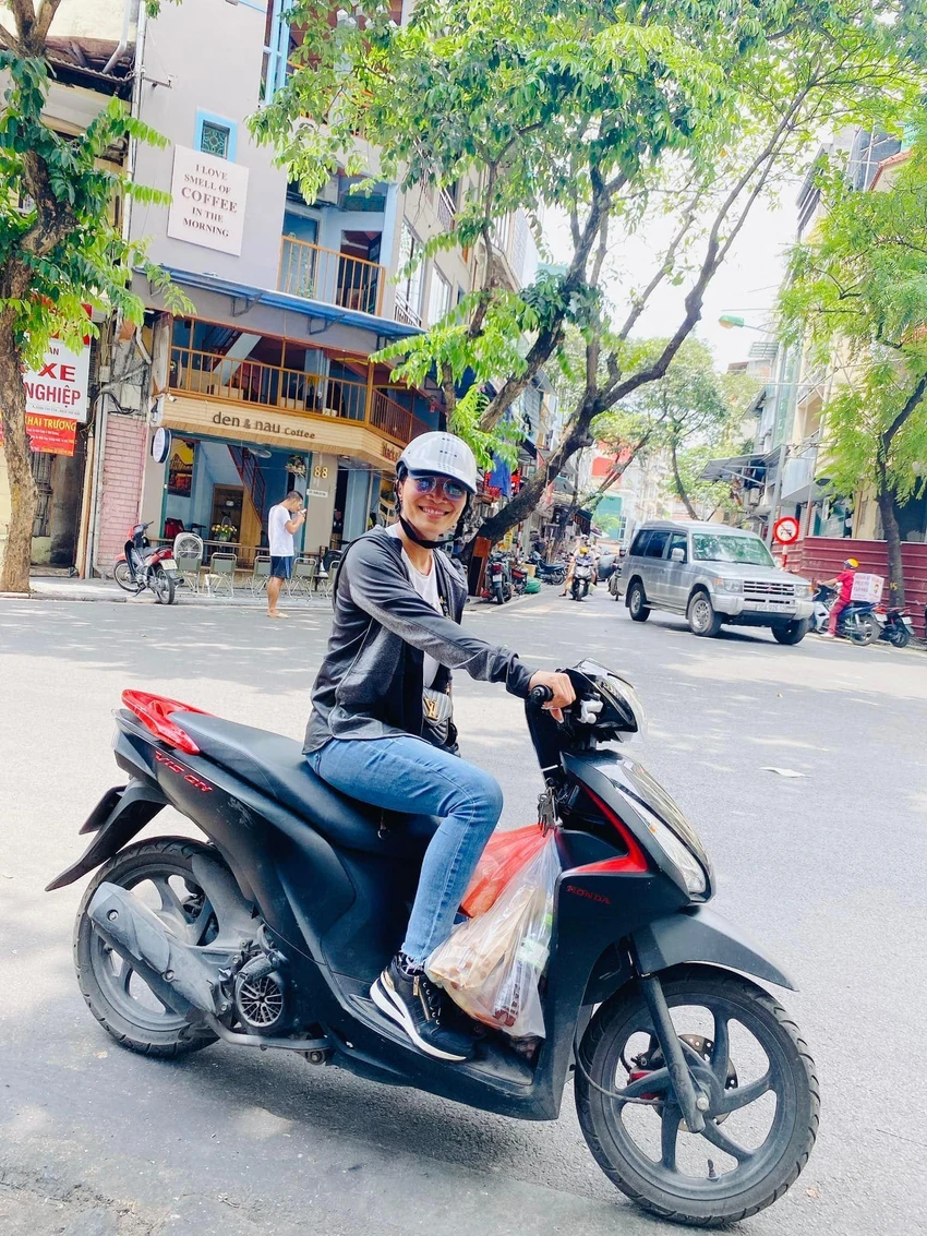 Nữ ca sĩ cũng nhanh chóng trở lại hình ảnh cô gái Việt đi xe máy lượn quanh phố xá Nữ ca sĩ cũng nhanh chóng trở lại hình ảnh cô gái Việt đi xe máy lượn quanh phố xá