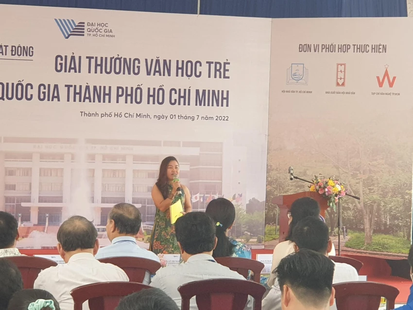 Nhà thơ Hạnh Ngộ (cựu sinh viên trường ĐH KHXH&NV) giao lưu tại buổi lễ phát động cuộc thi. Ảnh: V.H. Nhà thơ Hạnh Ngộ (cựu sinh viên trường ĐH KHXH&NV) giao lưu tại buổi lễ phát động cuộc thi. Ảnh: V.H.
