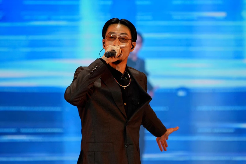 Đen Vâu khuấy động sân khấu nhưng cũng đầy sâu lắng với bản rap "Mang tiền về cho mẹ" Đen Vâu khuấy động sân khấu nhưng cũng đầy sâu lắng với bản rap "Mang tiền về cho mẹ"