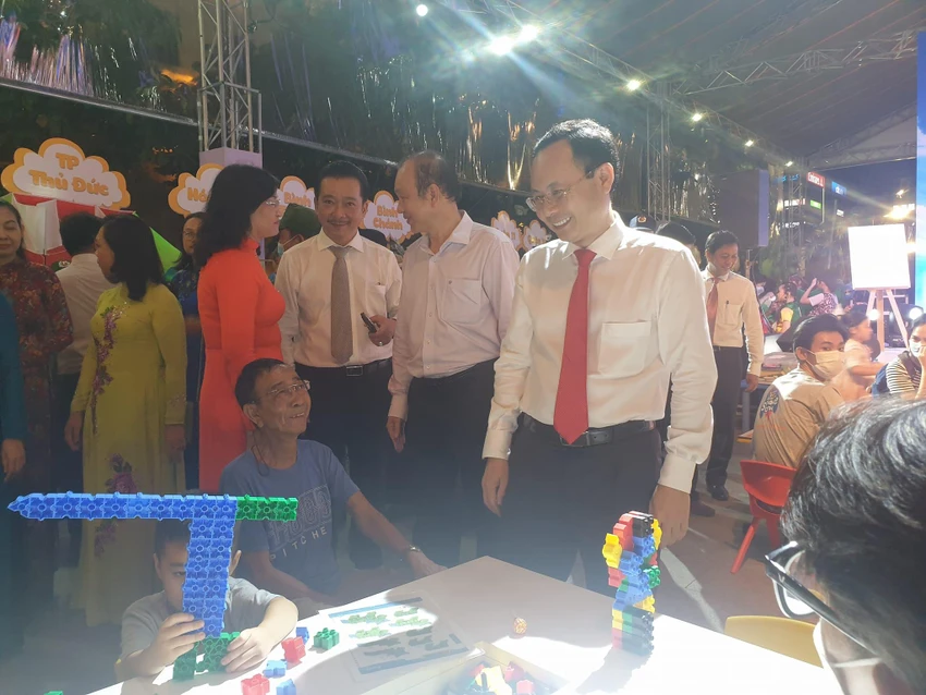 Lãnh đạo thành phố xem các bé vui chơi tại lễ khai mạc. Ảnh: V.HÀ. Lãnh đạo thành phố xem các bé vui chơi tại lễ khai mạc. Ảnh: V.HÀ.