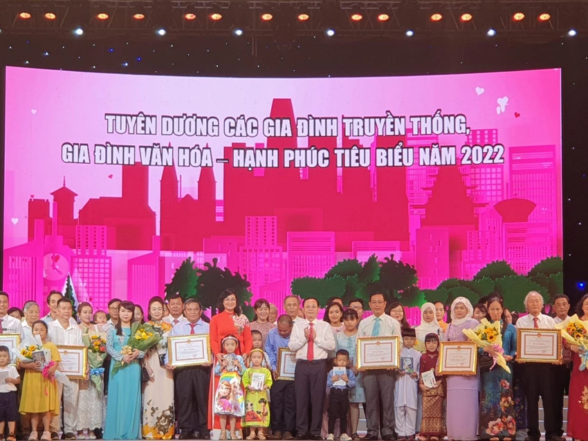 Các gia đình được tuyên dương chụp ảnh cùng lãnh đạo. Ảnh: V.HÀ. Các gia đình được tuyên dương chụp ảnh cùng lãnh đạo. Ảnh: V.HÀ.