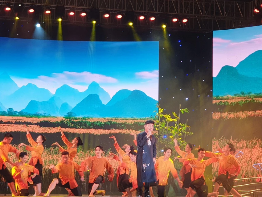 Quang Linh đầy ngọt ngào với ca khúc Lời ru. Ảnh: V.HÀ. Quang Linh đầy ngọt ngào với ca khúc Lời ru. Ảnh: V.HÀ.
