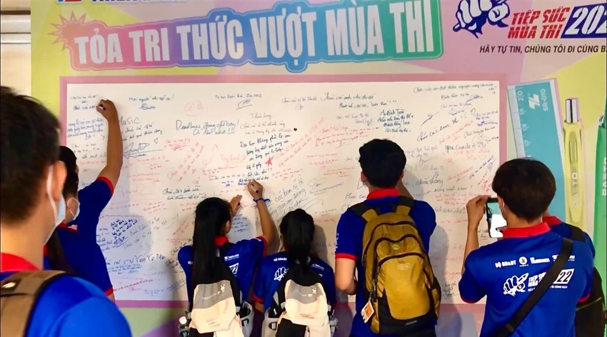 Các bạn tình nguyện viên gửi lời chúc đến các sĩ tử. Ảnh: YÊN MY. Các bạn tình nguyện viên gửi lời chúc đến các sĩ tử. Ảnh: YÊN MY.