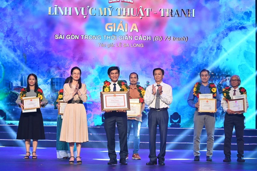 Hoạ sĩ Lê Sa Long nhận giải A với bộ tranh "Sài Gòn trong thời giãn cách". Ảnh: V.H. Hoạ sĩ Lê Sa Long nhận giải A với bộ tranh "Sài Gòn trong thời giãn cách". Ảnh: V.H.