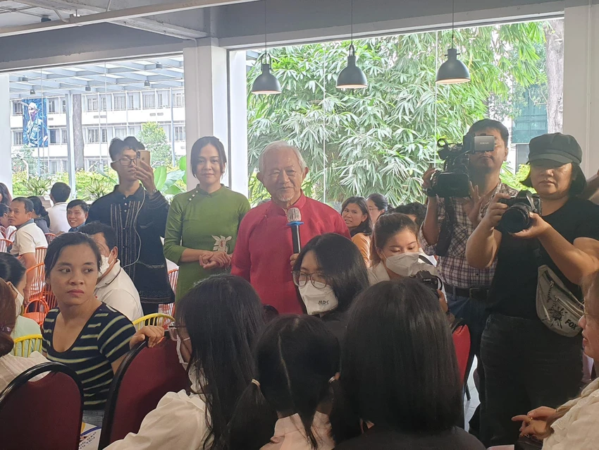 Giáo sư Phan Văn Trường lắng nghe những chia sẻ của Khải Vy và mẹ. Ảnh: VĂN HÀ.