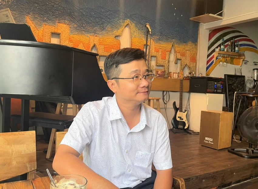 Bên cạnh đó, nhà văn Lê Thiếu Nhơn cho rằng: "Tiểu thuyết của Thương Hà không gợi lại vết thương chiến tranh để thêm đau đớn, thêm ê chề. Tiểu thuyết của Thương Hà dự phần hóa giải". Ảnh: H.K. Bên cạnh đó, nhà văn Lê Thiếu Nhơn cho rằng: "Tiểu thuyết của Thương Hà không gợi lại vết thương chiến tranh để thêm đau đớn, thêm ê chề. Tiểu thuyết của Thương Hà dự phần hóa giải". Ảnh: H.K.