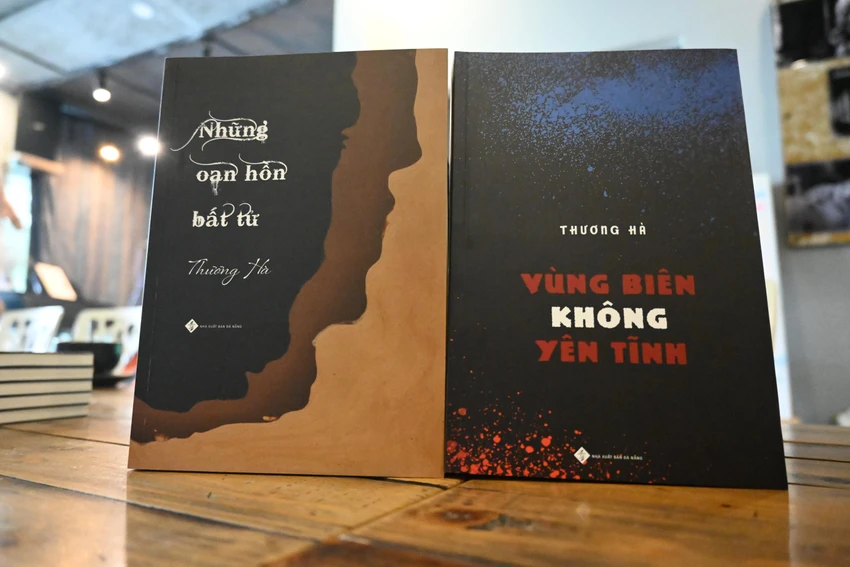 Hai tiểu thuyết "Vùng biên không yên tĩnh" và "Những oan hồn bất tử" của nhà văn Thương Hà. Ảnh: H.K. Hai tiểu thuyết "Vùng biên không yên tĩnh" và "Những oan hồn bất tử" của nhà văn Thương Hà. Ảnh: H.K.