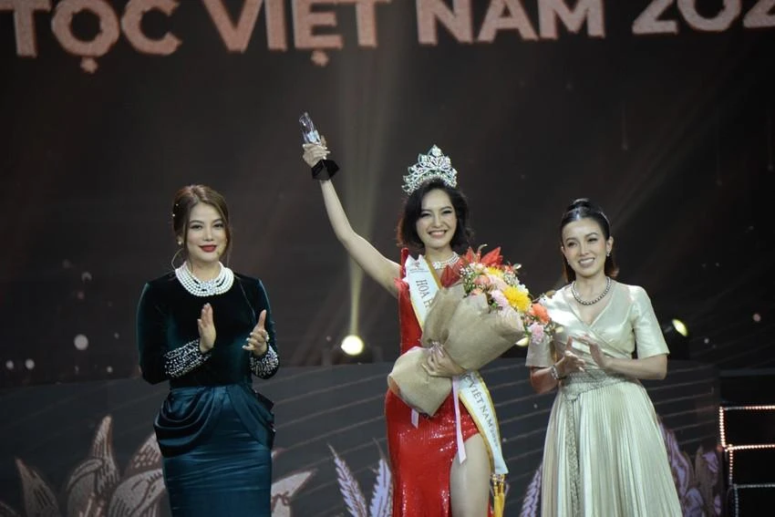 Nông Thúy Hằng đăng quang Hoa hậu các Dân tộc Việt Nam 2022. Ảnh: HÀ AN. Nông Thúy Hằng đăng quang Hoa hậu các Dân tộc Việt Nam 2022. Ảnh: HÀ AN.