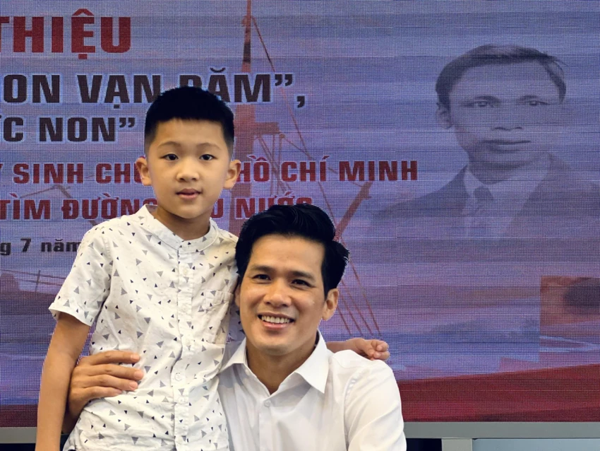 Nghệ sĩ Minh Hải và con trai- bé Anh Đức. Ảnh: H.K. Nghệ sĩ Minh Hải và con trai- bé Anh Đức. Ảnh: H.K.