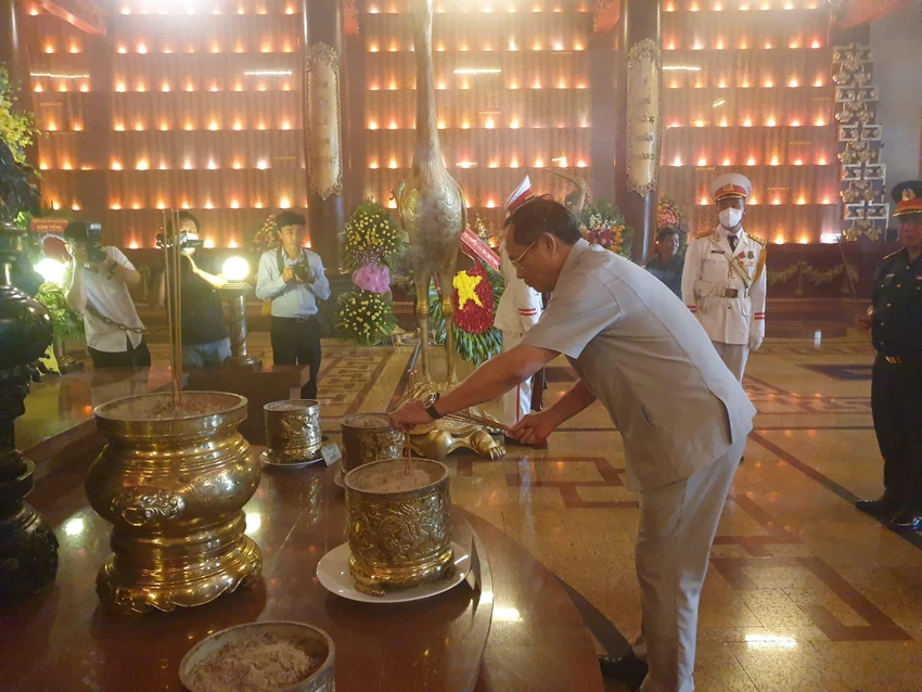 Phó Chủ tịch Quốc hội Trần Quang Phương dâng hương trong đền tưởng niệm. Ảnh: HÀ NGUYỄN Phó Chủ tịch Quốc hội Trần Quang Phương dâng hương trong đền tưởng niệm. Ảnh: HÀ NGUYỄN