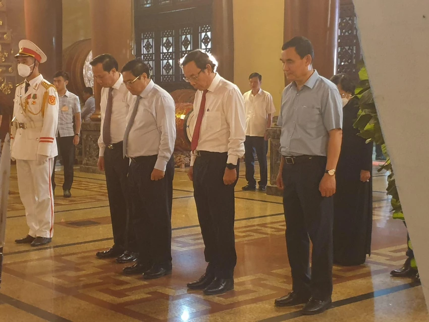 Thủ tướng Phạm Minh Chính, Bí thư Thành ủy TP.HCM Nguyễn Văn Nên cùng các lãnh đạo dành phút mặc niệm tưởng nhớ công ơn to lớn của các anh hùng liệt sĩ. Ảnh: HÀ NGUYỄN Thủ tướng Phạm Minh Chính, Bí thư Thành ủy TP.HCM Nguyễn Văn Nên cùng các lãnh đạo dành phút mặc niệm tưởng nhớ công ơn to lớn của các anh hùng liệt sĩ. Ảnh: HÀ NGUYỄN