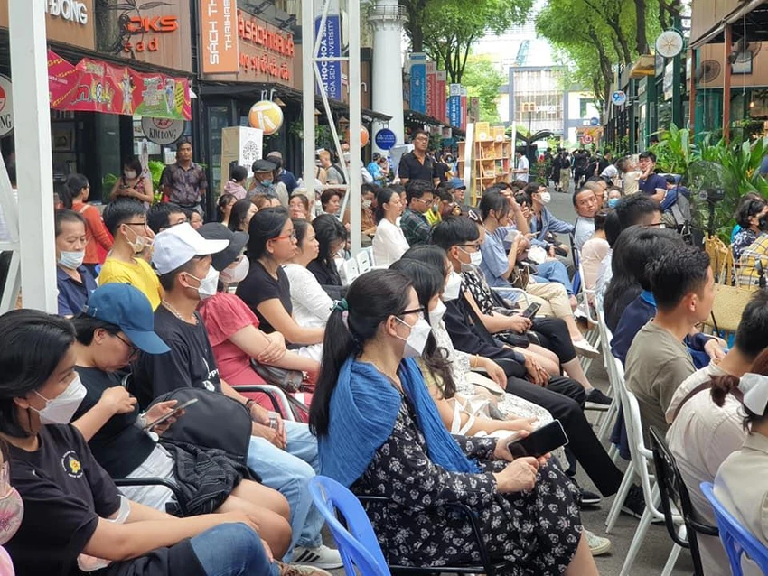 Đông đảo khán giả đến dự buổi toạ đàm. Ảnh: V.H. Đông đảo khán giả đến dự buổi toạ đàm. Ảnh: V.H.